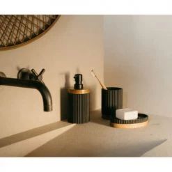 Wadiga Rangements Salle De Bain Distributeur De Savon Polyrésine Noir Et Acacia 8x8x18cm -Rangements déco Soldes distributeur de savon polyresine noir et acacia 8x8x18cm 2
